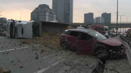 Basın Ekspres'te zincirleme kaza: 4 yaralı Basın Ekspres'te zincirleme kaza: 4 yaralı