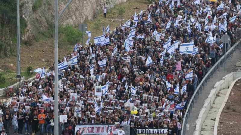 İsrail’de binlerce gösterici Kudüs’teki Başbakanlık Konutu’na yürüyor İsrail’de binlerce gösterici Kudüs’teki Başbakanlık Konutu’na yürüyor