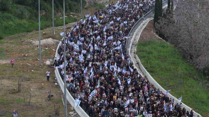 İsrail’de binlerce gösterici Kudüs’teki Başbakanlık Konutu’na yürüyor İsrail’de binlerce gösterici Kudüs’teki Başbakanlık Konutu’na yürüyor