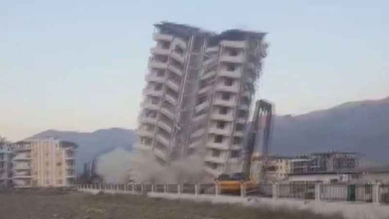 Halatla çekilen 11 katlı binanın kağıt gibi yerle bir olduğu anlar kamerada Halatla çekilen 11 katlı binanın kağıt gibi yerle bir olduğu anlar kamerada