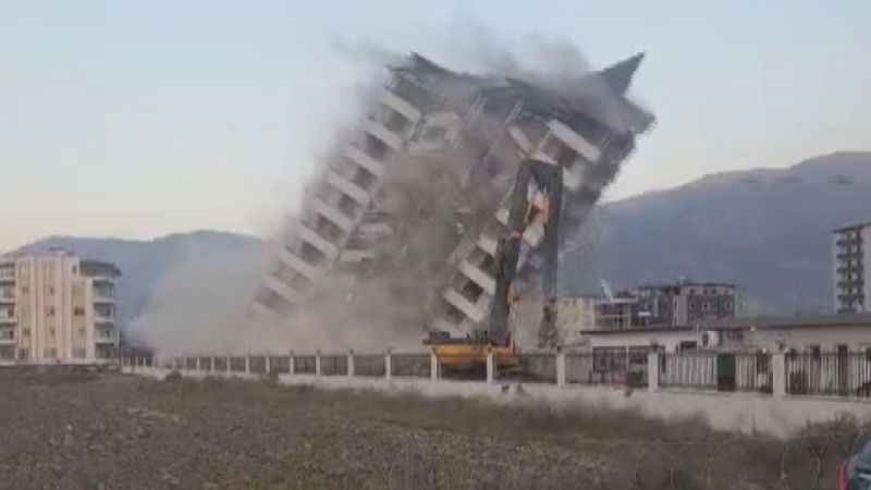 Halatla çekilen 11 katlı binanın kağıt gibi yerle bir olduğu anlar kamerada Halatla çekilen 11 katlı binanın kağıt gibi yerle bir olduğu anlar kamerada