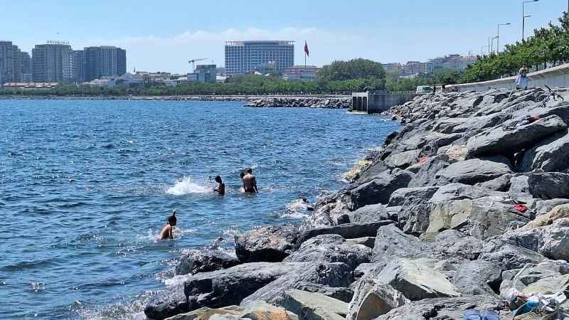 Sıcaktan bunalan İstanbullular soluğu denizde aldı Sıcaktan bunalan İstanbullular soluğu denizde aldı