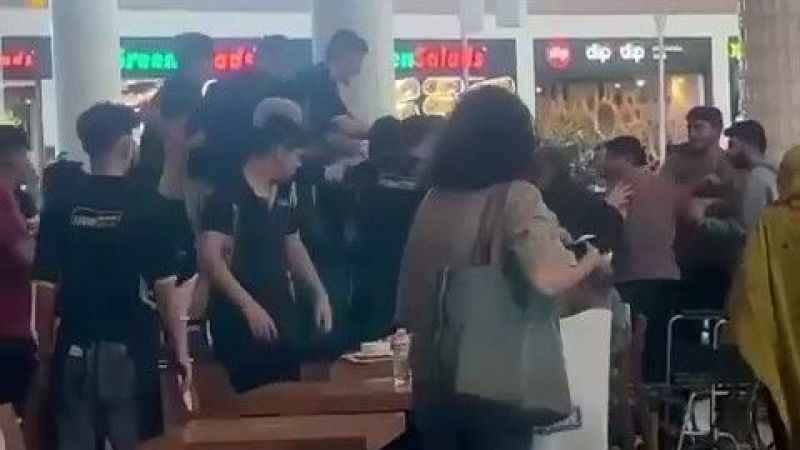 AVM’nin restoranı çıkan kavgada savaş alanına döndü AVM’nin restoranı çıkan kavgada savaş alanına döndü