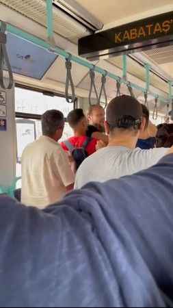 İstanbul’da tramvayda yanlış anlaşılma kavgası kamerada: Turistin yaka paça kovdular İstanbul’da tramvayda yanlış anlaşılma kavgası kamerada: Turistin yaka paça kovdular