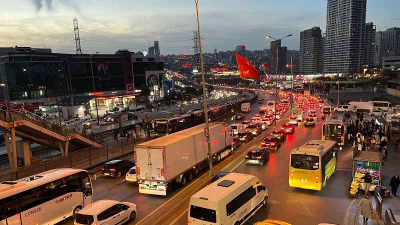 İstanbul’da trafik yoğunluğu yüzde 83’e ulaştı İstanbul’da trafik yoğunluğu yüzde 83’e ulaştı