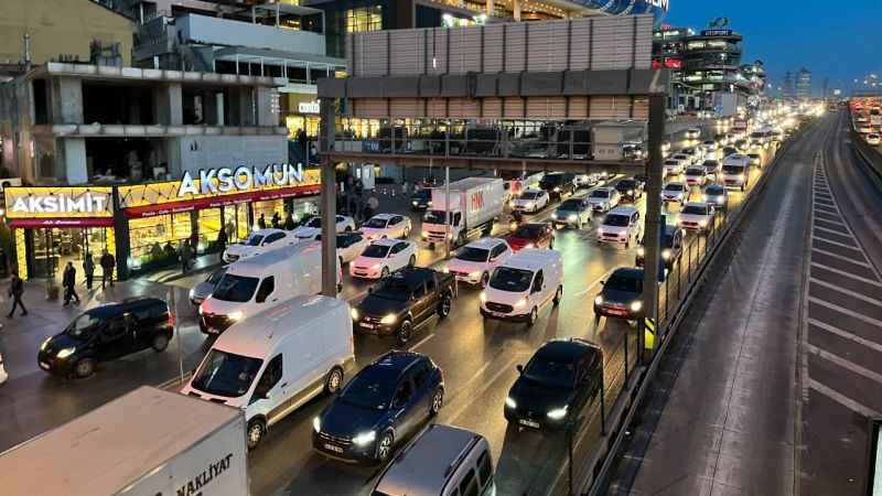İstanbul’da trafik yoğunluğu yüzde 83’e ulaştı İstanbul’da trafik yoğunluğu yüzde 83’e ulaştı
