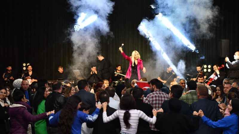 Esenyurtlular kardeşlik halayında buluştu Esenyurtlular kardeşlik halayında buluştu