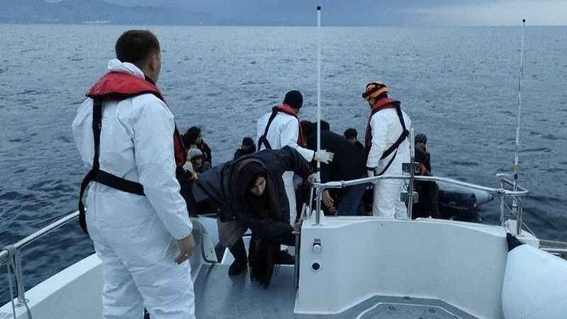 Sahil güvenlik Ayvalık açıklarında göçmenleri kurtardı Sahil güvenlik Ayvalık açıklarında göçmenleri kurtardı