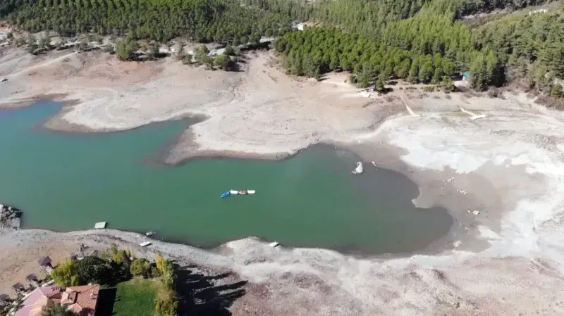 Kuraklığın vurduğu Ula Göleti kurumak üzere Kuraklığın vurduğu Ula Göleti kurumak üzere
