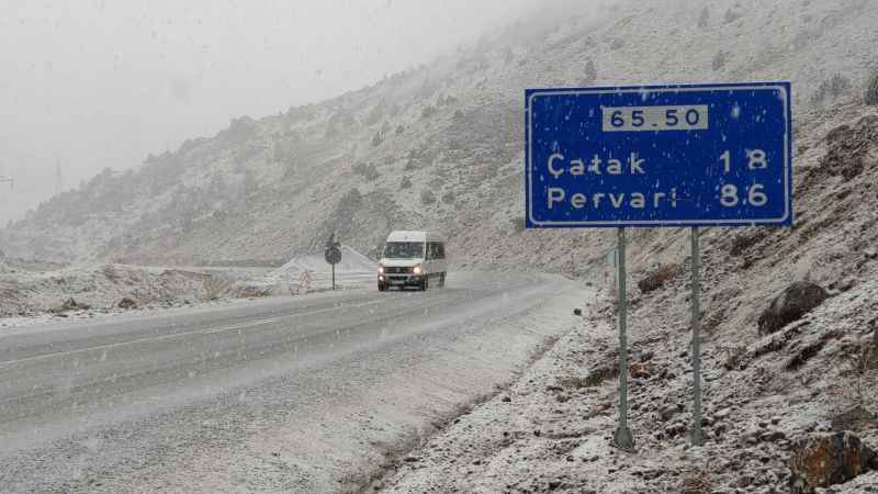 Yaza 5 kala Van'da Kar yağışı Yaza 5 kala Van'da Kar yağışı