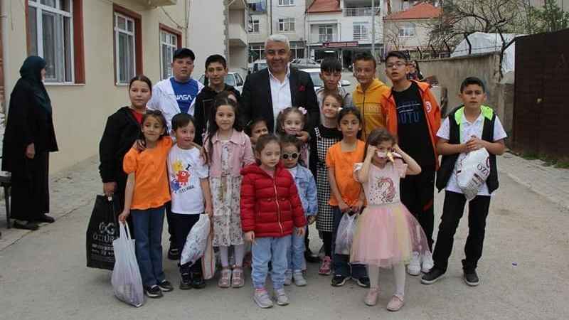 Çocuklar “Holo” diyerek şeker topladı Çocuklar “Holo” diyerek şeker topladı