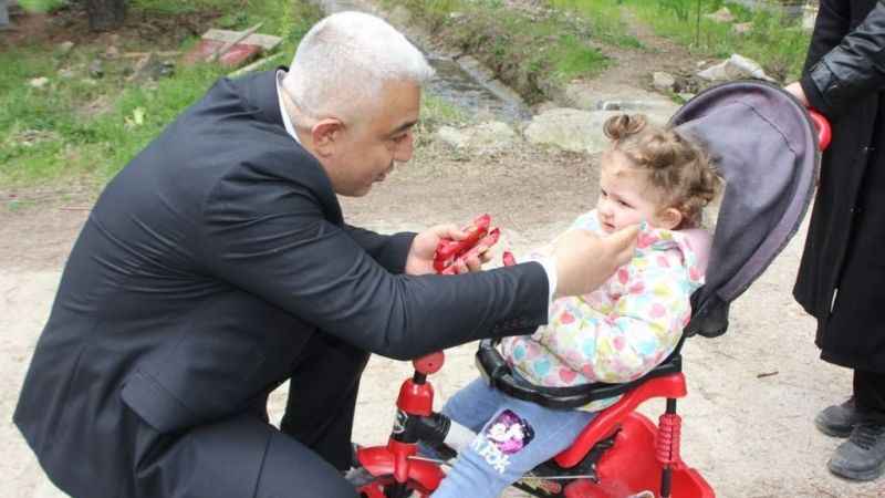 Çocuklar “Holo” diyerek şeker topladı Çocuklar “Holo” diyerek şeker topladı