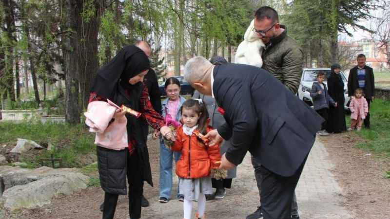 Çocuklar “Holo” diyerek şeker topladı Çocuklar “Holo” diyerek şeker topladı