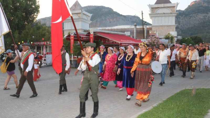 Yörüklerin yayla göçü renkli görüntüler oluşturdu Yörüklerin yayla göçü renkli görüntüler oluşturdu