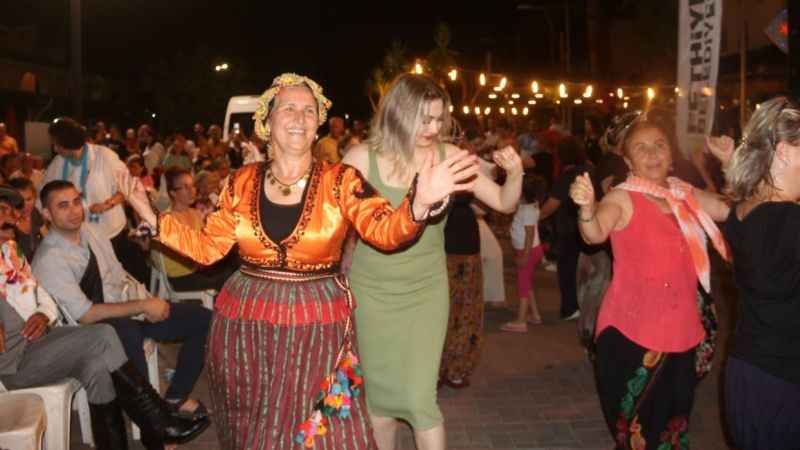 Yörüklerin yayla göçü renkli görüntüler oluşturdu Yörüklerin yayla göçü renkli görüntüler oluşturdu