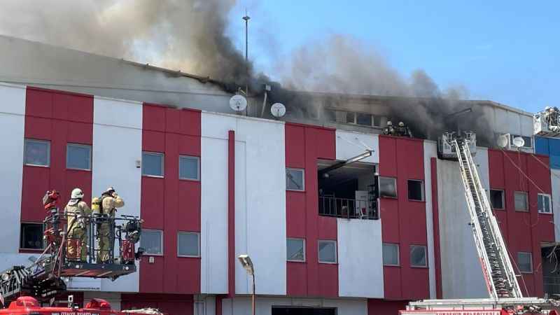 Esenyurt’ta askı fabrikasında korkutan yangın Esenyurt’ta askı fabrikasında korkutan yangın