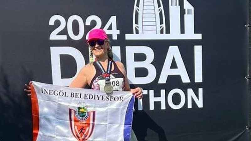 İnegöllü kadın sporcu Dubai Maratonu'nda koştu İnegöllü kadın sporcu Dubai Maratonu'nda koştu