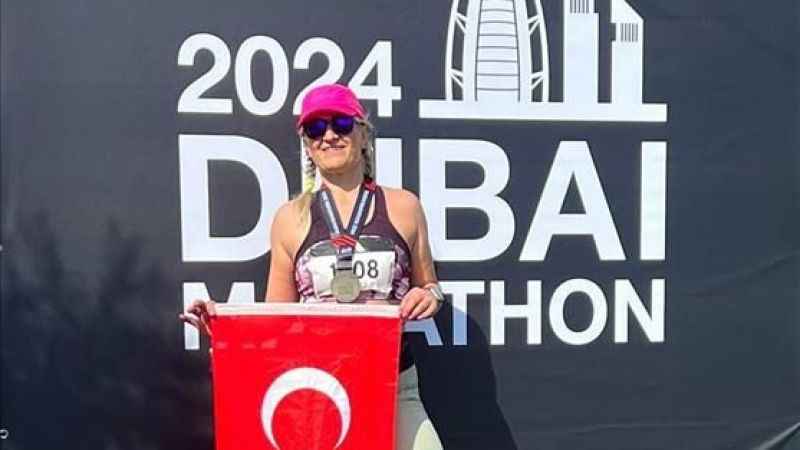 İnegöllü kadın sporcu Dubai Maratonu'nda koştu İnegöllü kadın sporcu Dubai Maratonu'nda koştu