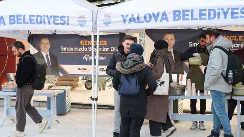 Yalova'da sınav haftası öğrencilere sıcak çorba jesti Yalova'da sınav haftası öğrencilere sıcak çorba jesti