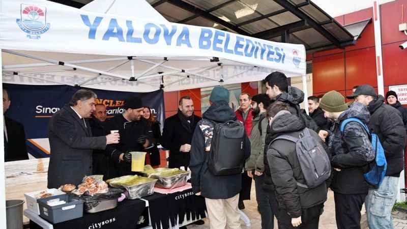 Yalova'da sınav haftası öğrencilere sıcak çorba jesti Yalova'da sınav haftası öğrencilere sıcak çorba jesti