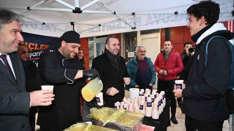 Yalova'da sınav haftası öğrencilere sıcak çorba jesti Yalova'da sınav haftası öğrencilere sıcak çorba jesti