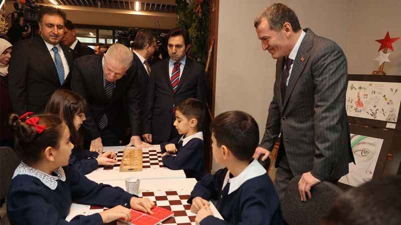 Zeytinburnu’nda karne coşkusuna Vali Gül de ortak oldu Zeytinburnu’nda karne coşkusuna Vali Gül de ortak oldu