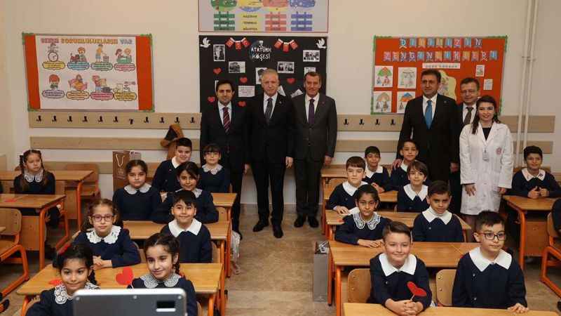 Zeytinburnu’nda karne coşkusuna Vali Gül de ortak oldu Zeytinburnu’nda karne coşkusuna Vali Gül de ortak oldu