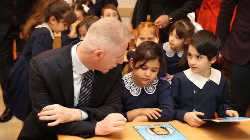 Zeytinburnu’nda karne coşkusuna Vali Gül de ortak oldu Zeytinburnu’nda karne coşkusuna Vali Gül de ortak oldu