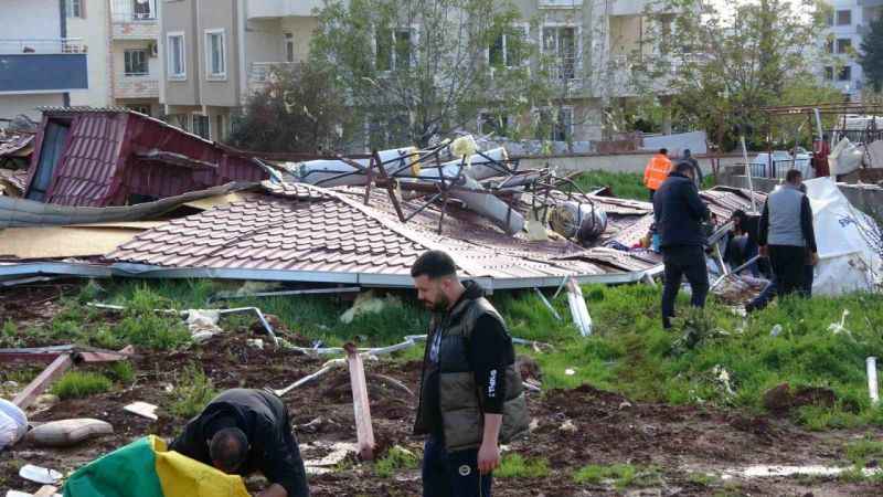 Deprem bölgesinde fırtına: 1 ölü, 48 yaralı