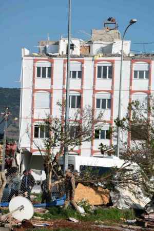 Deprem bölgesinde fırtına: 1 ölü, 48 yaralı