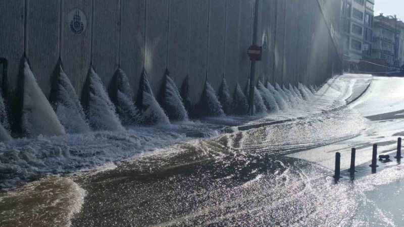 TEİAŞ boruyu patlattı, tramvay suya gömüldü