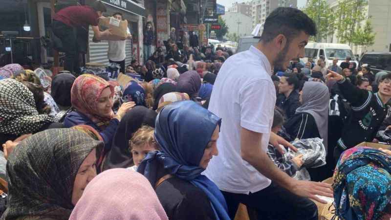Esenyurt’ta mağaza açılışında izdiham yaşandı