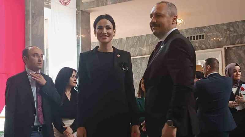 Türkiye güzeli milletvekilliği kaydını yaptırdı