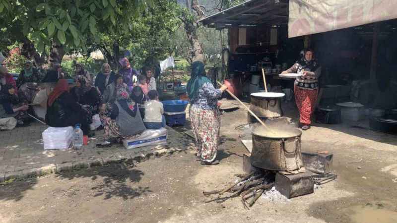 Köylü kadınlar asırlık geleneği yaşatıyor