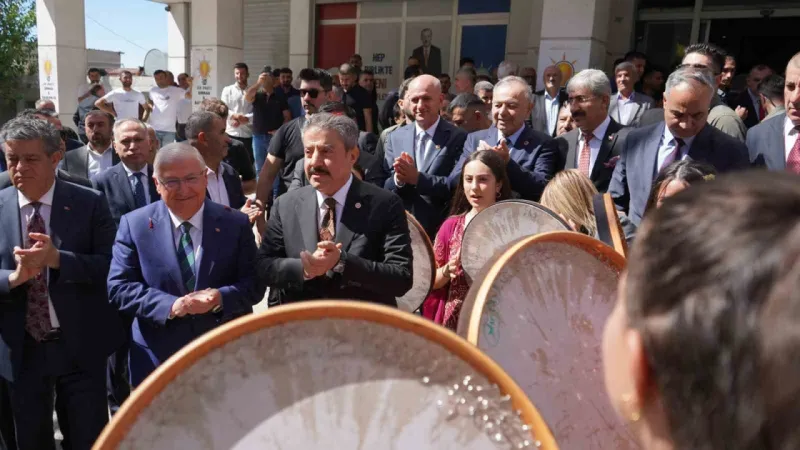 Milli Savunma Bakanı Yaşar Güler Şırnak’ta Kürtçe şarkılarla ile karşılandı