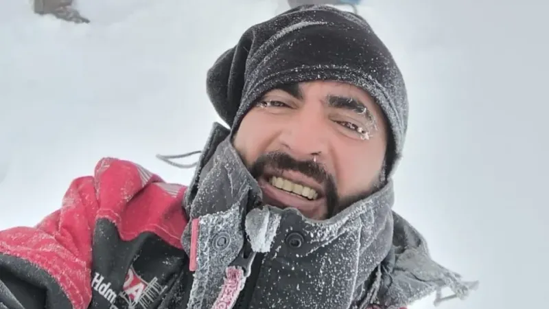 Ağrı Dağı’na zorlu zirve tırmanışı yapan dağcıların saçları ve kaşları buz tuttu