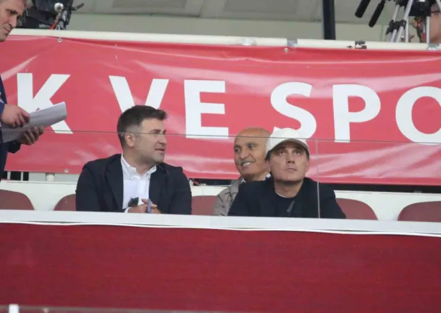 Vincenzo Montella, Sivasspor-Başakşehir maçını tribünden takip etti