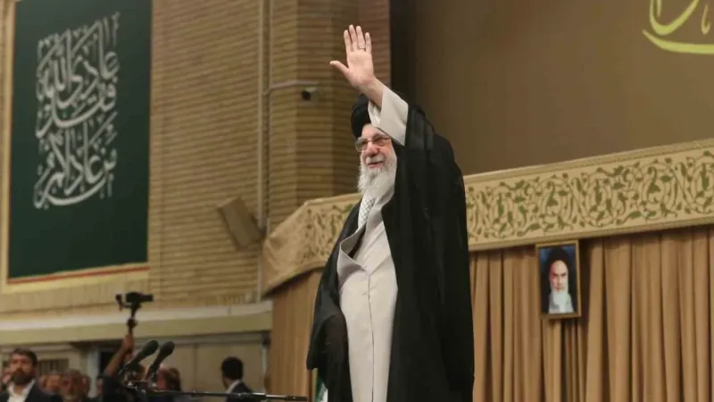 İran dini lideri Hamaney’in güvenli bir bölgeye götürüldüğü iddia edildi