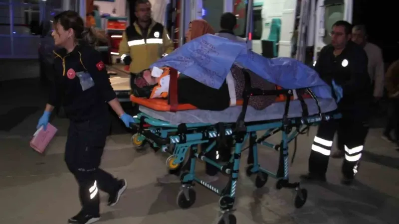 Tarım işçisi kadınları taşıyan traktörün römorku devrildi: 5 yaralı