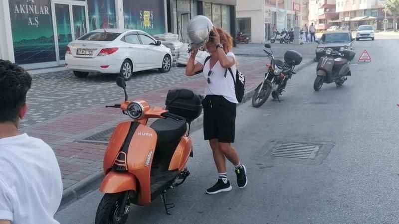 Kasksız motosiklet sürücüleri ceza kesilince kasklarını takıp gittiler