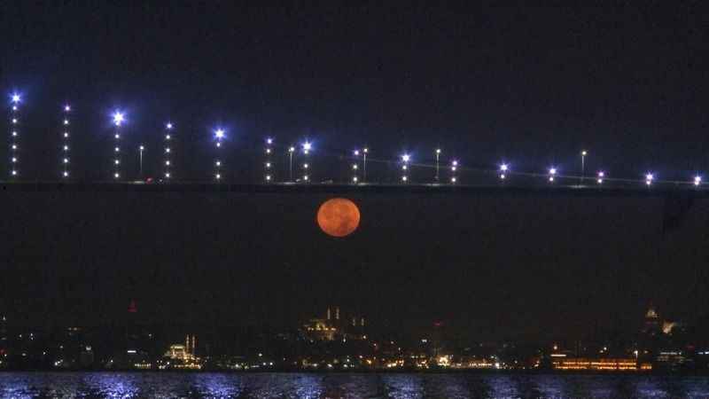 Süper Ay İstanbul'da seyirlik manzara oluşturdu