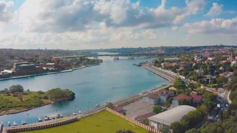 Haliç reklamlarda mavi gerçekte siyah