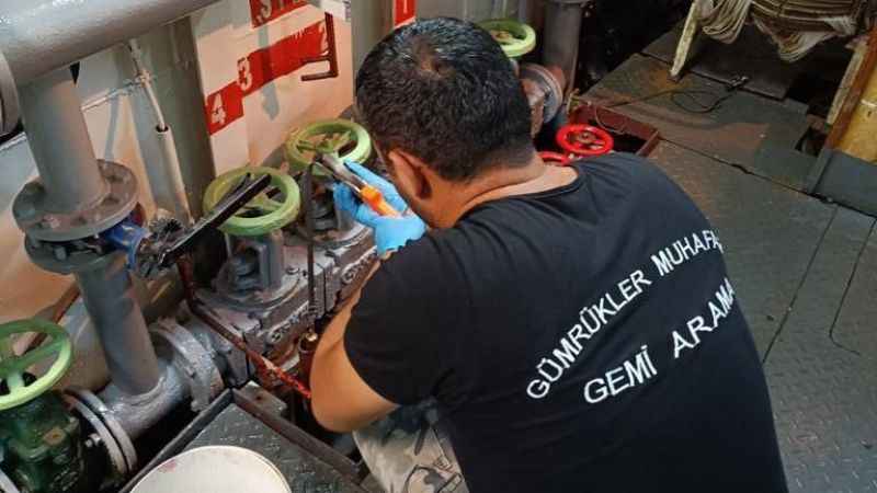 İzmir Aliağa Limanı'nda 51 ton kaçak akaryakıt ele geçirildi