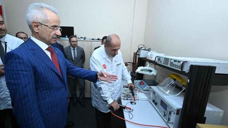 Bakan Uraloğlu Cep Telefonu Test Merkezi'ni inceledi