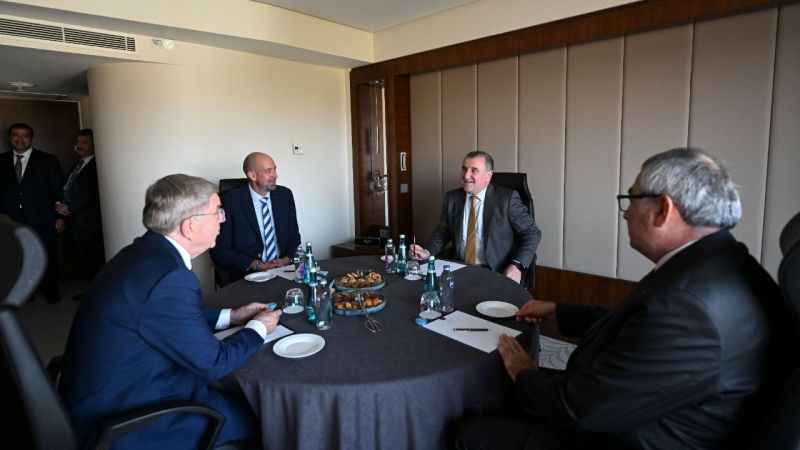 Bakan Bak, Uluslararası Olimpiyat Komitesi Başkanı Thomas Bach ile görüştü