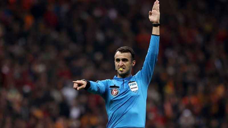 Süper Lig'de sahada Ümit Öztürk, VAR odasında Koray Gençerler