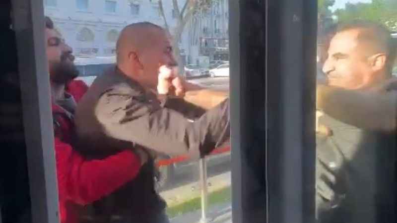 İstanbul’da tramvay durağı boks ringine döndü