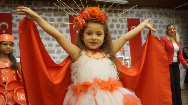 Geri dönüşüm kıyafetlerle Cumhuriyet defilesi