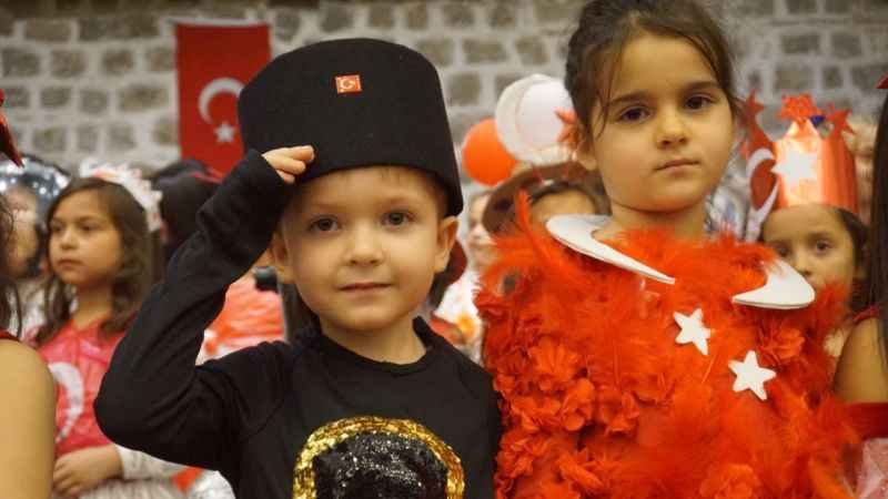 Geri dönüşüm kıyafetlerle Cumhuriyet defilesi