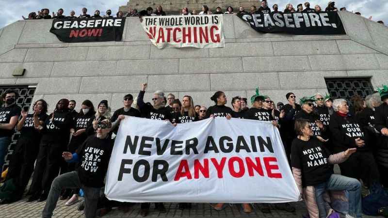 Yahudi gruptan Özgürlük Heykeli önünde Filistin’e destek eylemi